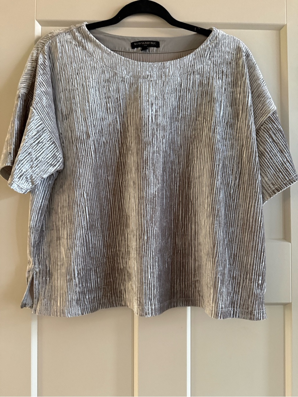 Banana Republic Silver Textured Short-Sleeve Tee